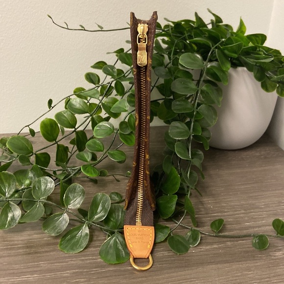 Authenic Louis Vuitton Monogram Pochette - Picture 8 of 16